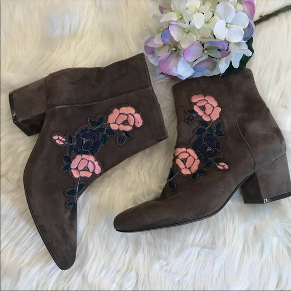 Steve Madden Shoes - Steve Madden tan embroidered 7.5 ankle boots